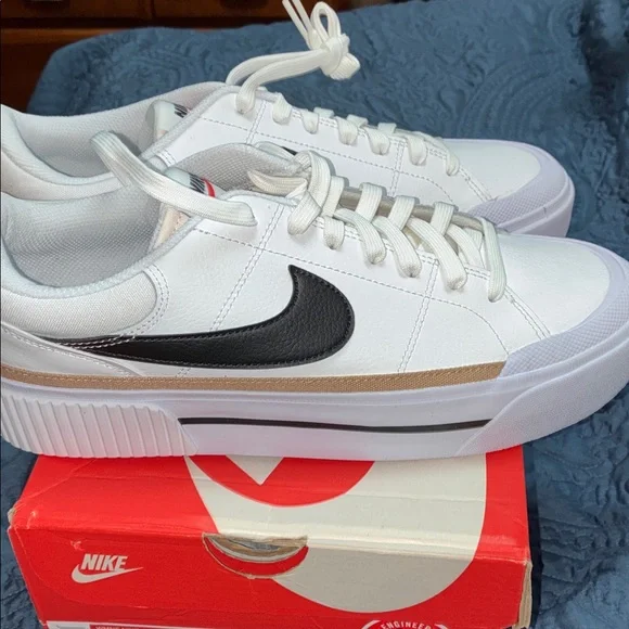 Nike White Black Women's Athletic Shoes - Picture 4 of 8